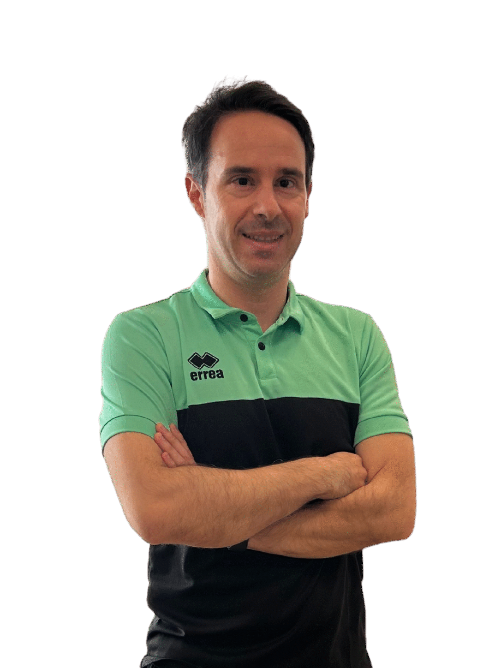 Profesional sanitario con los brazos cruzados, posando sonriente con uniforme de trabajo en la clínica.